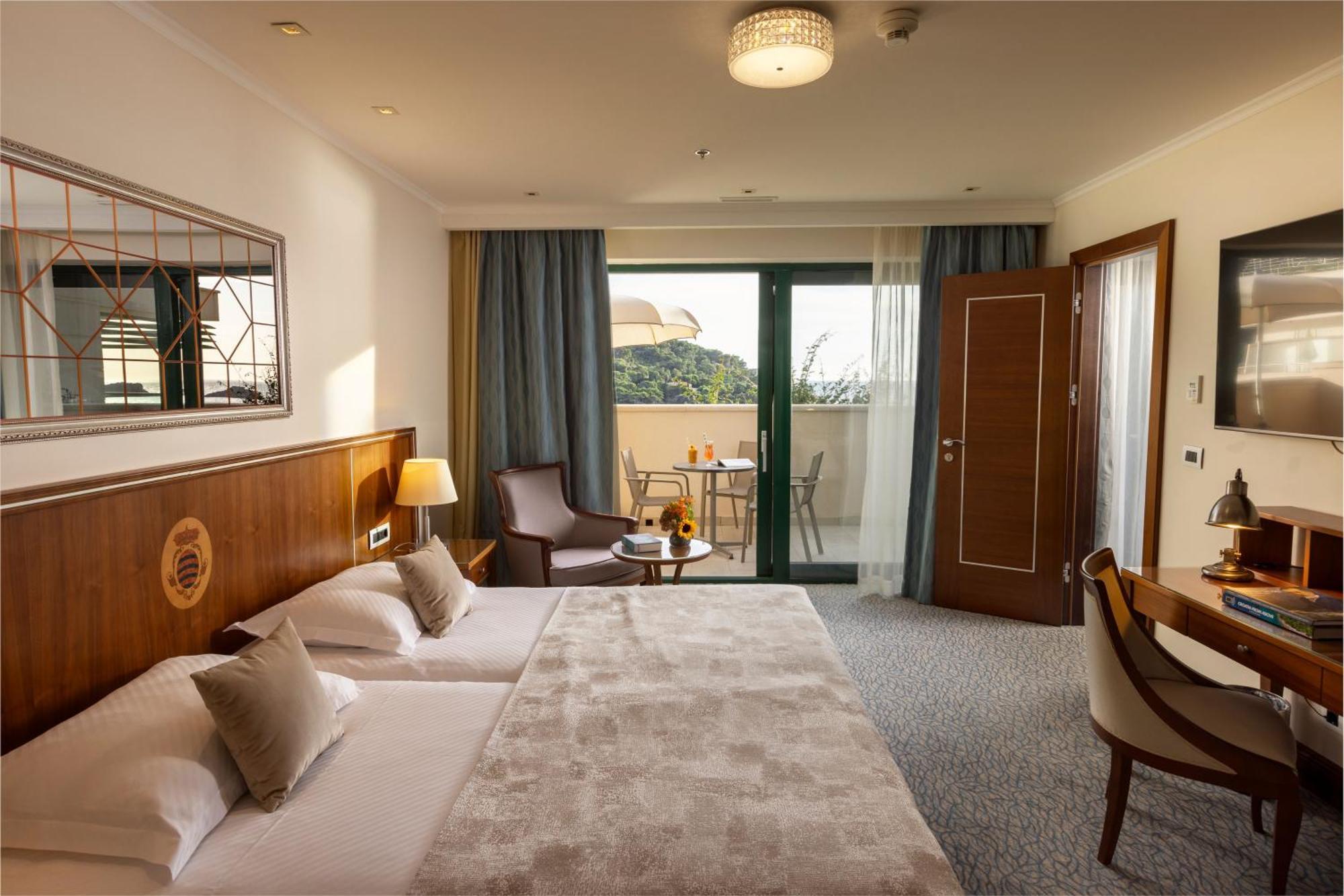 Suite Balcony Partial Sea View